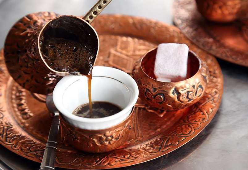 кофе по - турецки, подаваемый с холодной водой.