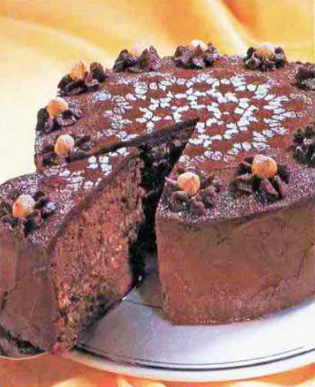 Торт шоколадный с орехами в глазури.