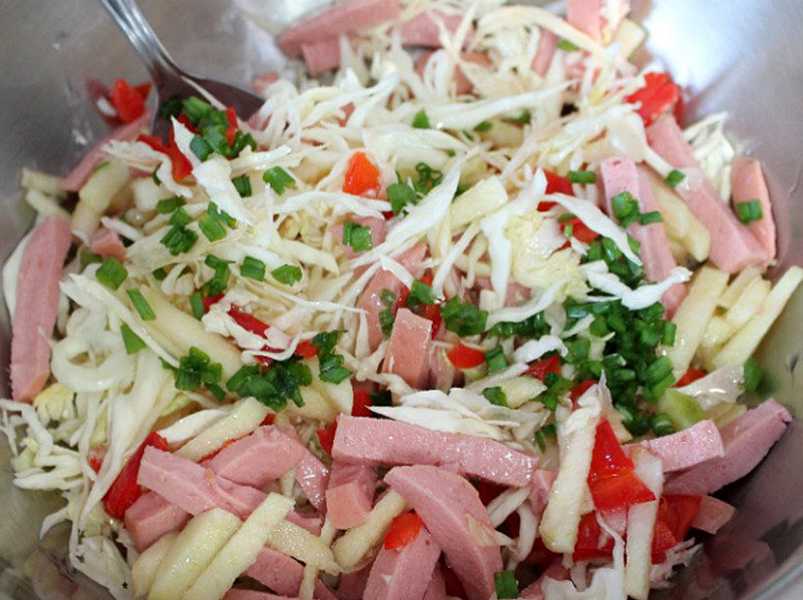 салат из капусты и вареной колбасы 