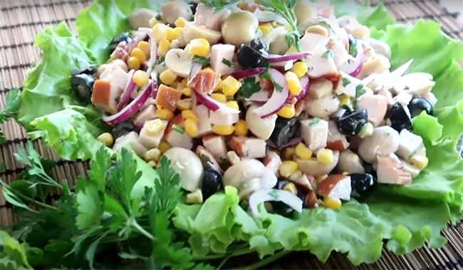 Салат с копченой курицей, кукурузы, грибов и маслин, п/о, фото.