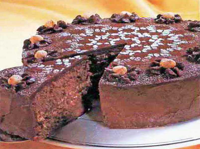 торт шоколадный с орехами в глазури.