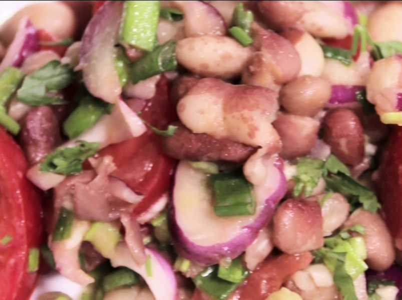 Рецепт: Овощной салат с тунцом - помидорами черри, фасолью, зеленым луком и маслинами