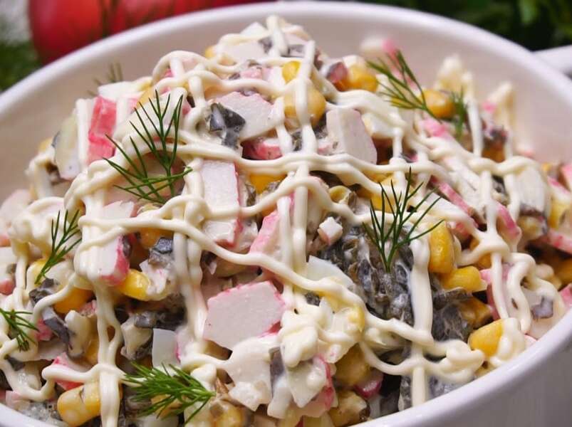 салат из морской капусты, кукурузы и крабовых палочек, п/о.