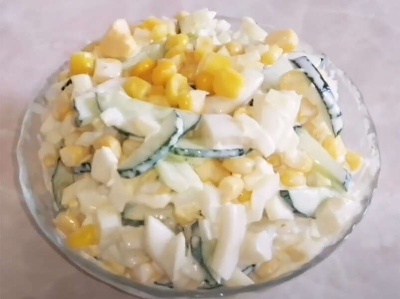 салат из капусты, кальмаров, кукурузы и огурцов, п/о..