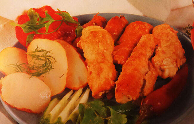 закуска, рулетики из мяса пикантные с солеными огурцами.