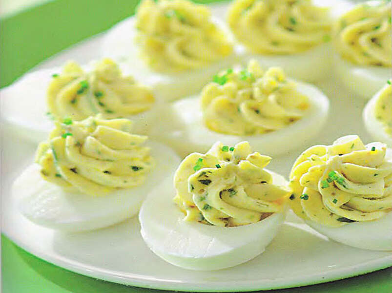 закуска яйца, фаршированные тертым сыром.