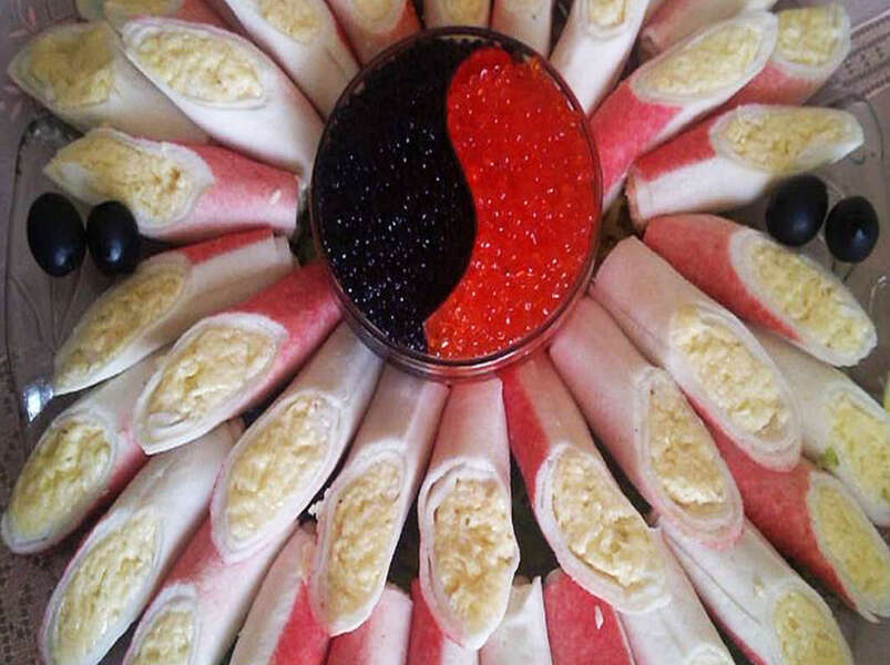 закуска крабовые палочки, фаршированные печенью и яйцами.