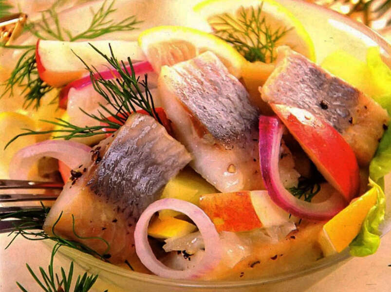 cалат с сельдью, яблоками и свежими огурцами.