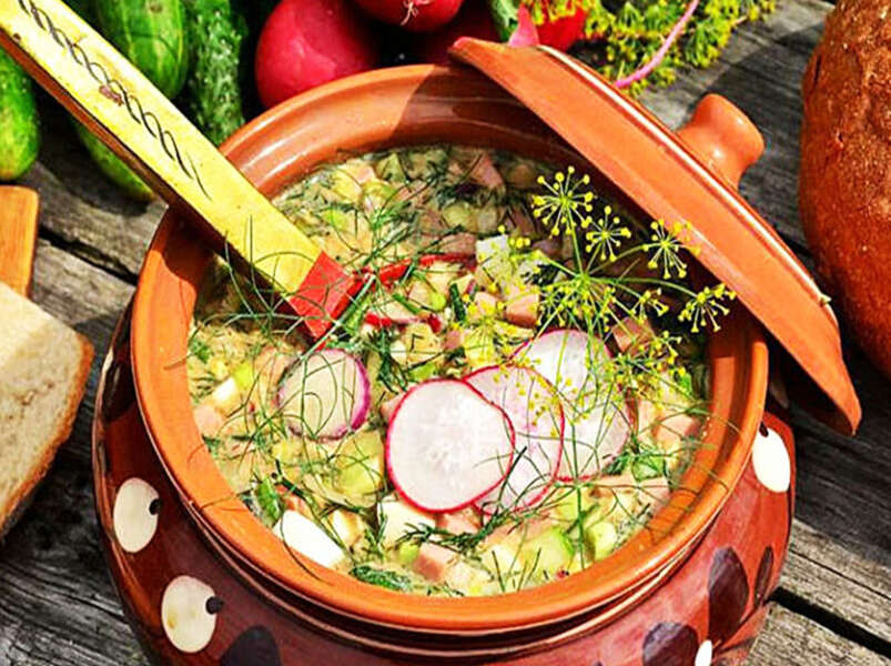 окрошка,  с салатом, картошкой и огурцами на квасе (овощная).