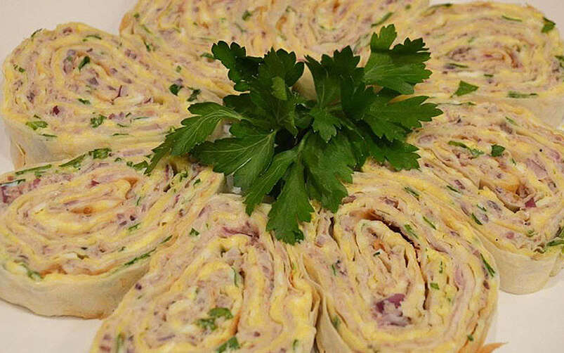 закуска  рулетики из лаваша и печени.