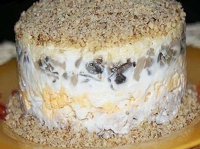 cалат из курицы с грибами, черносливом и грецкими орехами, без яиц.