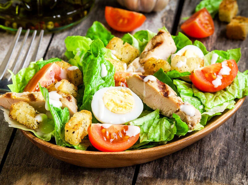 салат из капусты белокочанной, помидора, редьки и сухариков.