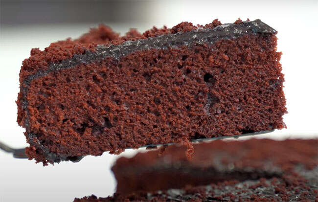 Бисквит, шоколадный на кипятке с глазурью. п/о. фото.