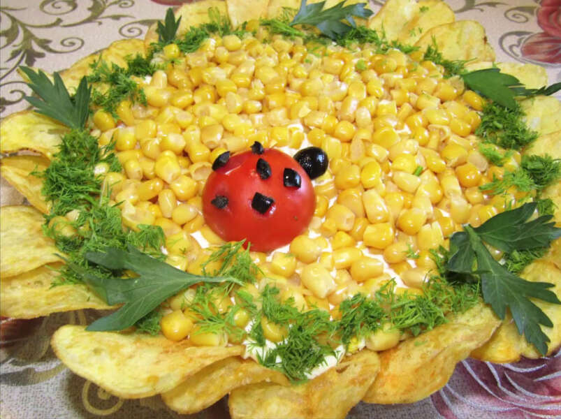 салат с курицей, кукурузой и шампиньонами «Подсолнух», п/о.