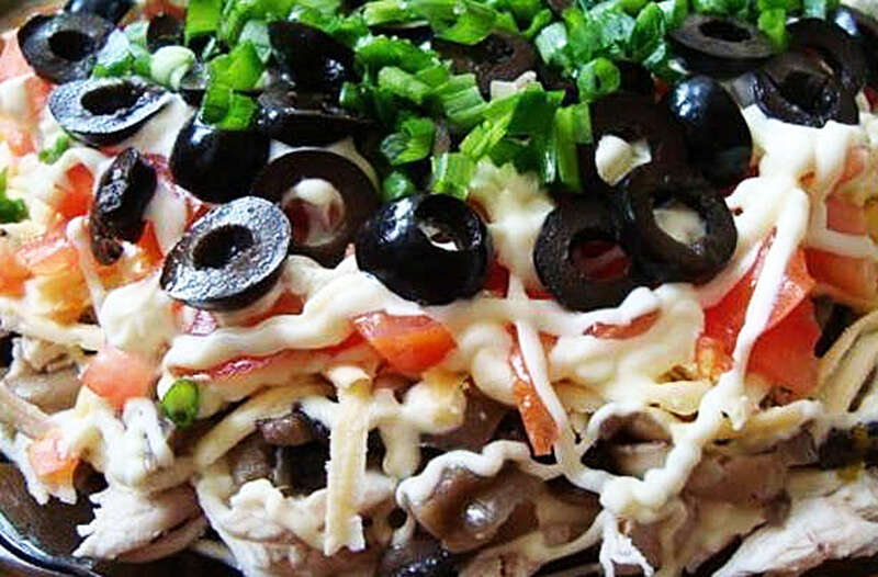 салат из морепродуктов со спагетти.