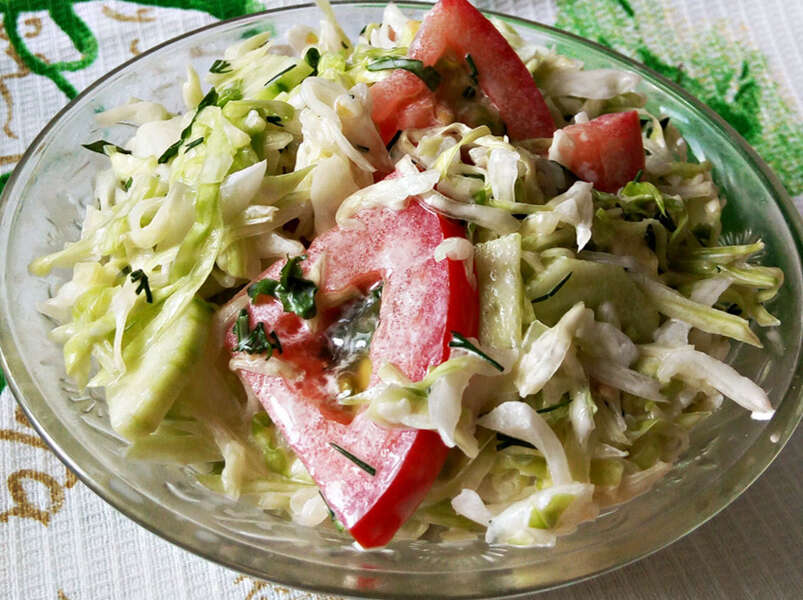 салат из капусты, помидор и огурцов.