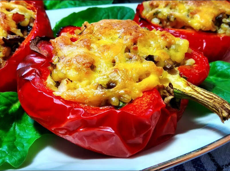 перец фаршированный фаршем, баклажанами и сыром.