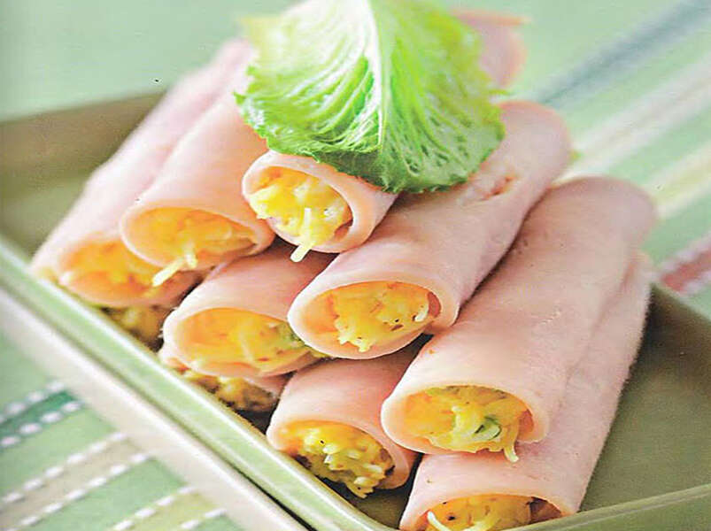 закуска, рулеты из ветчины с сырной начинкой.