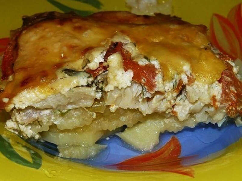 запеканка рыбная с картофелем и помидорами.