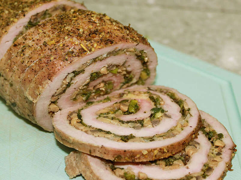 рулет из свинины с начинкой из шампиньонов и бекона.