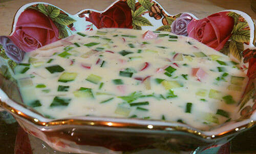 окрошка с мясом и зеленым горошком.