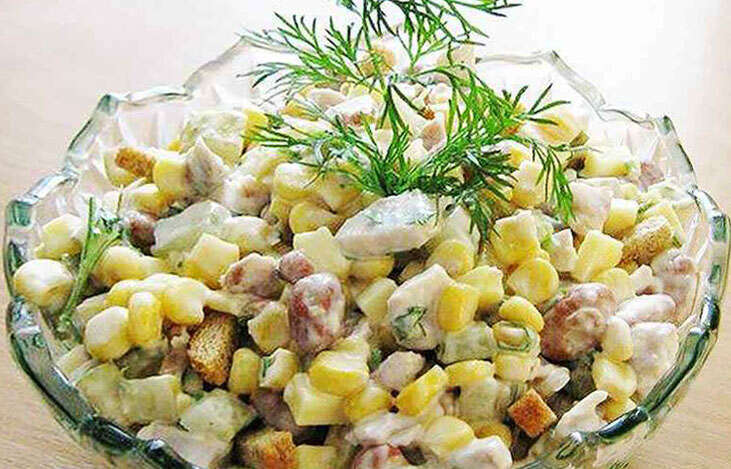 салат с курицей, кукурузой и сухариками, п/о..