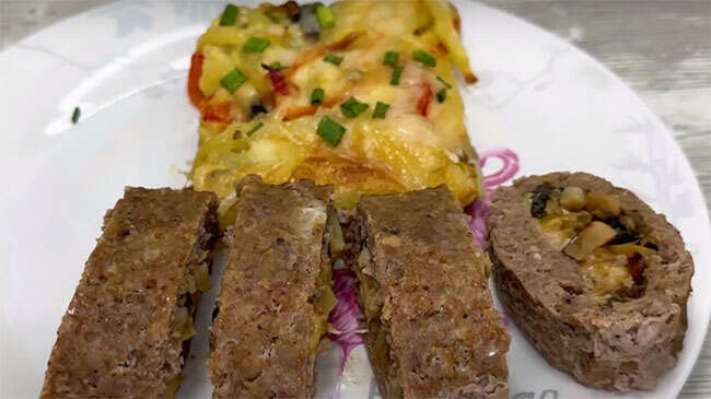 Рулет, из мясного фарша с грибами и сыром. п/о.