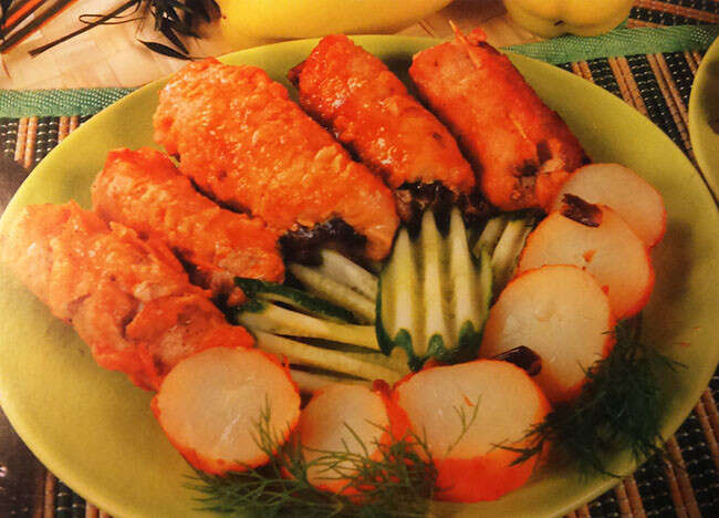 закуска, рулетики из мяса и грибов.