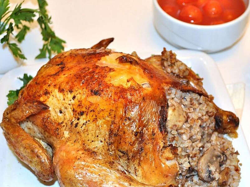 курица фаршированная грибами и гречневыми хлопьями.