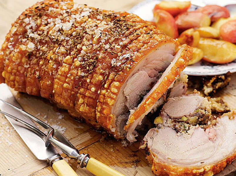 рулет из свинины с тефтелями.