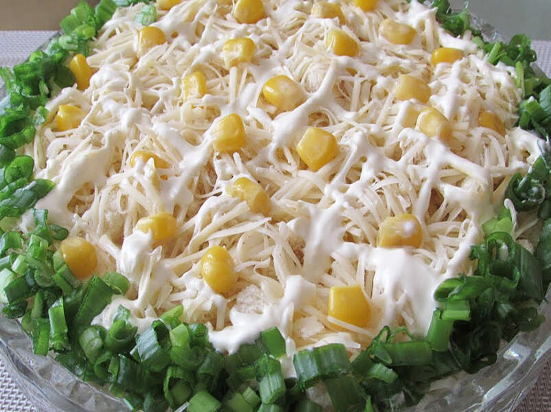 салат из курицы, кукурузы и сыра.