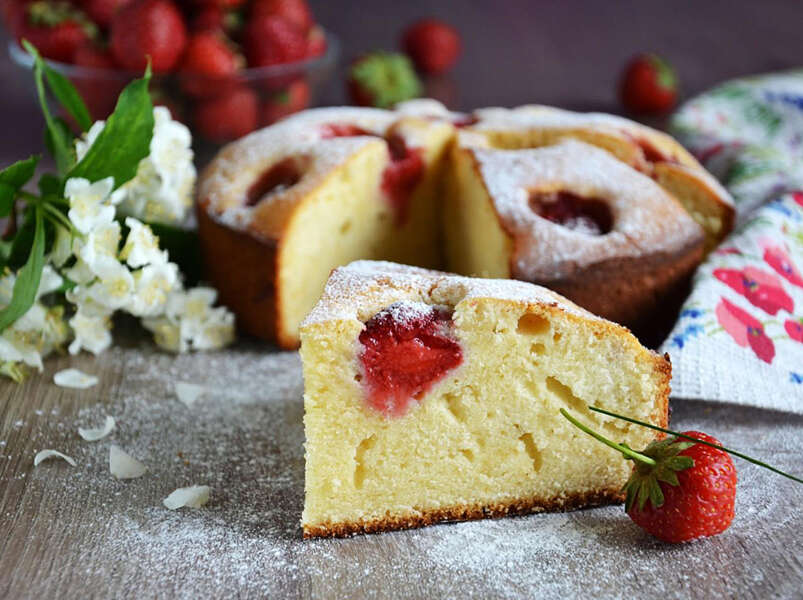 Кексы ванильные со сгущенкой и ягодами.