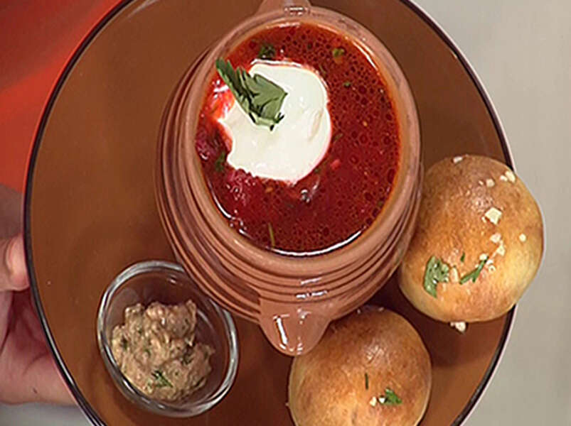 борщ со свеклой и галушками.