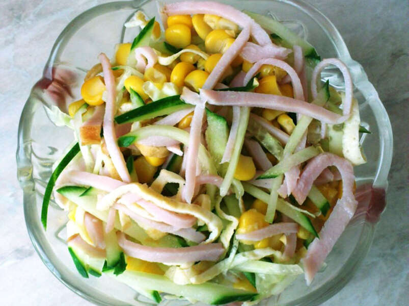 салат с огурцами, кукурузой и ветчиной.