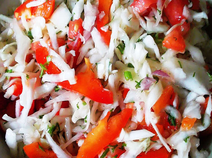 cалат «Пряный» из капусты, помидор, болгарского перца и лимона.