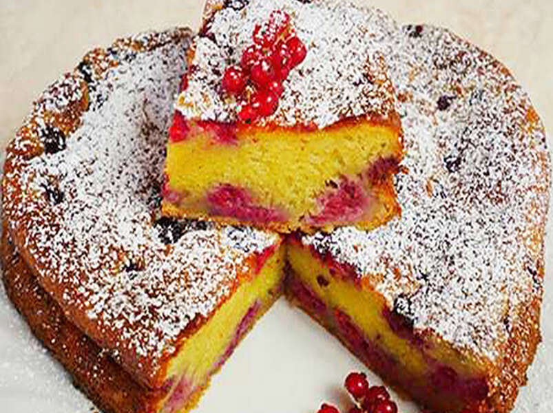 пирог с творожной начинкой и брусникой.