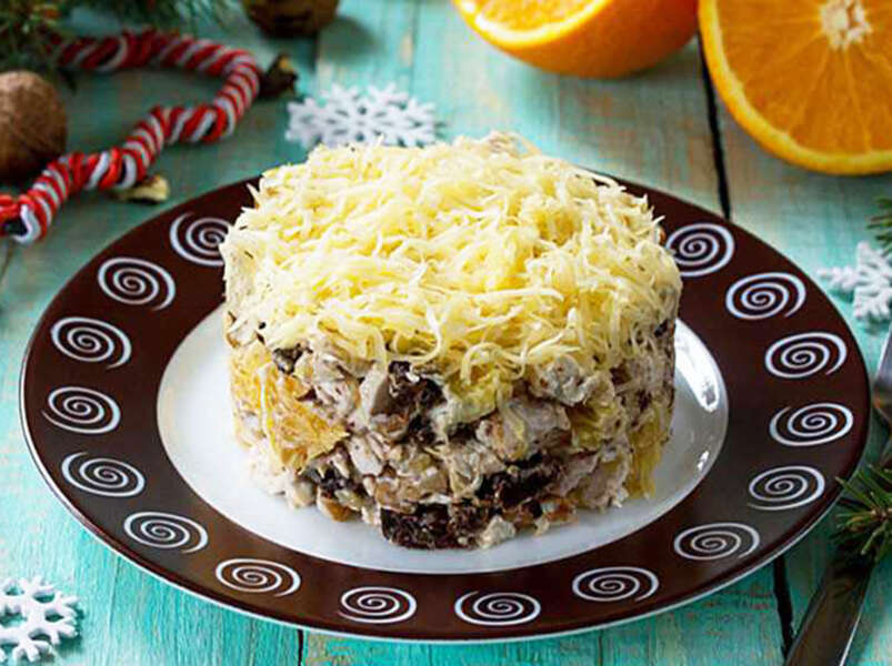 салат из куриной грудки, чернослива и грибов.