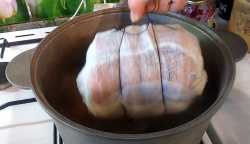 подготовленный рулет опускаем в рассол