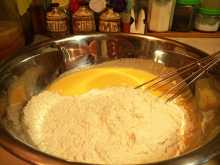 перемешиваем жидкие и сухие ингредиенты