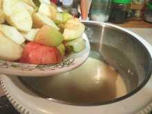 закладываем яблоки в жидкое тесто