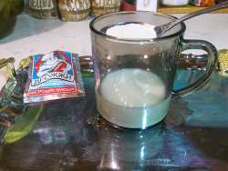 засыпаем дрожжи для сахарного пирога