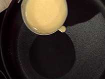 наливаем тесто на сковороду