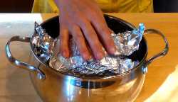 укладываем рулет в кастрюлю