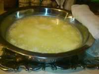 творог остывает в сыворотке