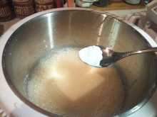 добавляем негашённую соду в тесто