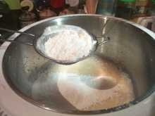 добавляем просеянную муку в тесто