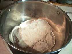 тесто занимает половина кастрюли