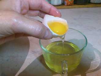 отделяем белок от желтка