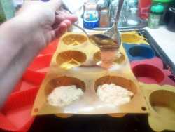 раскладываем тесто при помощи двух ложек