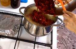 Как только капуста сварилась, добавьте поджарку, лавровый лист, перец и томите борщ минут 10.